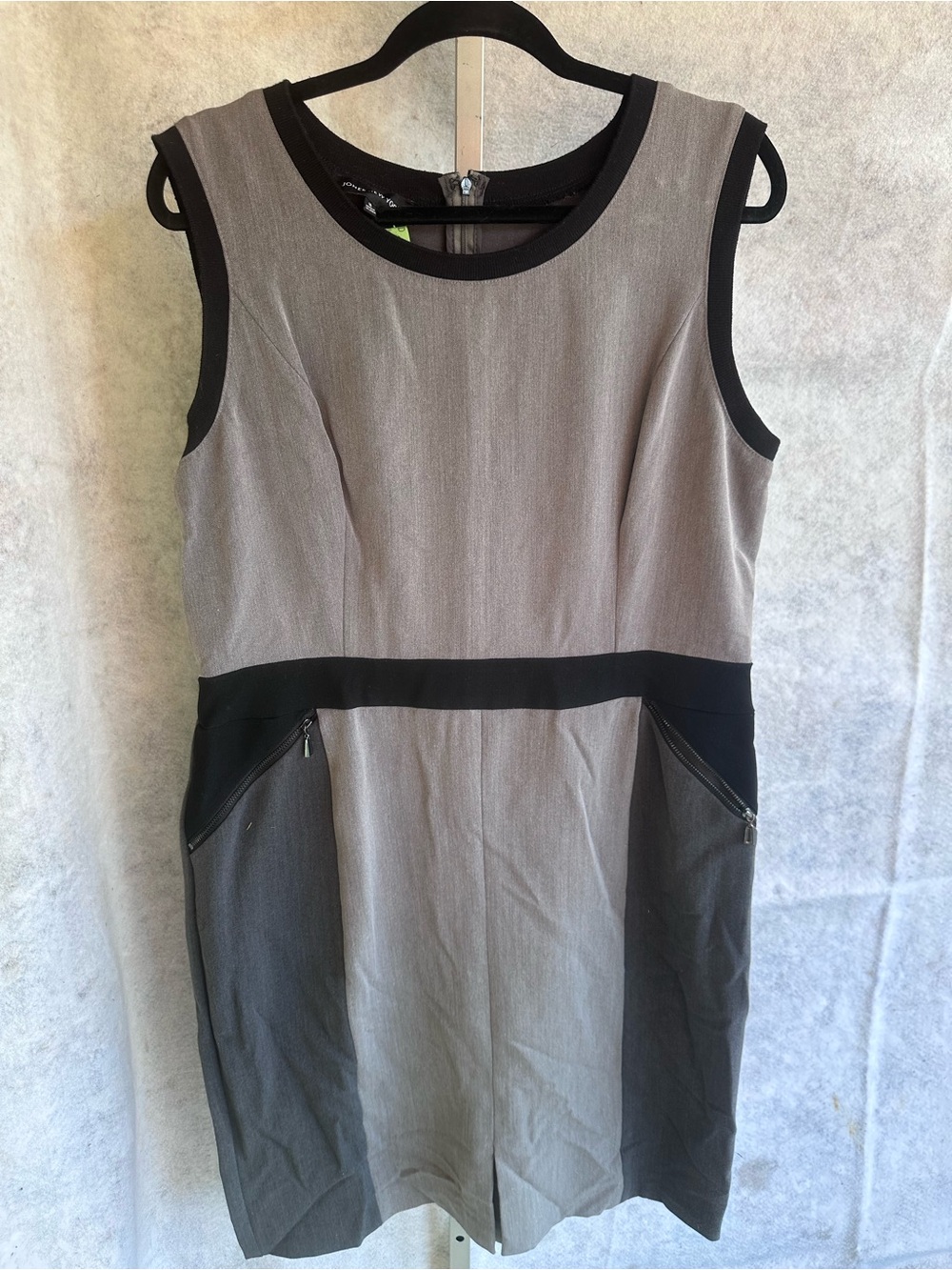 Jones New York Gray and Black Sleeveless Colorblock Shift Dress